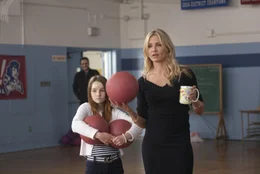 Verzweifelt versucht die Lehrerin Elizabeth Halsey (Cameron Diaz, r.), an Geld zu kommen, um ihre geplante Brustoperation finanzieren zu k&ouml;nnen. Denn mit den neuen Br&uuml;sten will sie ihre reichen Kollegen f&uuml;r sich gewinnen ...