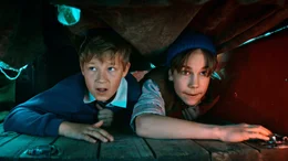 Pertsa (Olavi Kiiski) and Kilu (Oskari Mustikkaniemi) verstecken sich auf der Ladefl&auml;che eines Lastwagens vor dem Dieb.