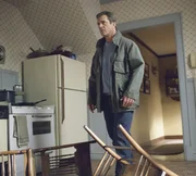 Als der Farmer und ehemalige Priester Graham Hess (Mel Gibson) auf seinen Feldern riesige symmetrische Formationen entdeckt, die kaum von Menschenhand stammen k&ouml;nnen, ahnt er noch nicht, dass nun ein gnadenloser &Uuml;berlebenskampf beginnt ...