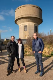 Adam (l.) mit Tassy (m.) und Kevin McCloud (r.)