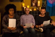 Als Shirley (Yvette Nicole Brown, l.), Dean Pelton (Jim Rash, M.) und Jeff (Joel McHale, r.) erfahren, dass Hickey mit seinem Sohn keinen Kontakt mehr hat und deswegen auch die Geburt seines Enkels verpasst hat, sind sie entschlossen Vater und Sohn wieder zusammen zu bringen - mit der Hilfe von "Dungeons and Dragons" ...