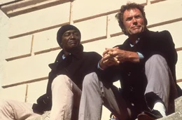 Einer der Insassen (Carl Lumbly, l.) berichtet Frank Morris (Clint Eastwood, r.), dass noch nie jemanden die Flucht aus Alcatraz gelungen ist. Doch das kann Frank nicht von seinem Plan abhalten.