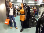 Maria sucht mit Shoppingbegleitung Markus das perfekte Teil aus Samt.