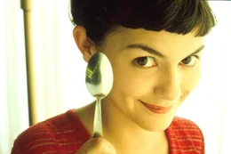 Box office Le fabuleux destin d'Am&eacute;lie Poulain Am&eacute;lie n'a pas v&eacute;cu une enfance ordinaire. A 22 ans, elle se d&eacute;couvre un but : r&eacute;parer la vie des autres &agrave; leur insu. Un entourage h&eacute;t&eacute;roclite de gens bizarres lui donne fort &agrave; faire, jusqu'&agrave; ce que sa mission soit perturb&eacute;e par la rencontre d'un gar&ccedil;on &eacute;trange et d&eacute;cal&eacute;, Nino, qui collectionne les photos abandonn&eacute;es autour des photomatons. France - 2000 -------------------------------------------------------------------------------- R&eacute;f. photo Tautou Audrey 2 2003-0019-0051-NUME Descriptif Audrey Tautou dans : "Le fabuleux destin d'Am&eacute;lie Poulain".