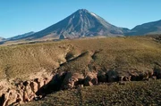 Der Licancabur ist ein 5920 Meter hoher inaktiver Vulkan auf der Grenze zwischen Bolivien und Chile und überragt die Atacamawüste.
