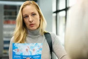 Gruppeninspektorin Penny Lanz (Lilian Klebow) informiert Oberst Wolf über Strassers Schwester Julia und seine Tochter Maja.