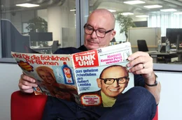 Florian Benedikt, Enkel von Robert Lembke, liest in der Fernsehzeitschrift Funk Uhr mit seinem Gro&szlig;vater Robert Lembke auf der Titelseite.