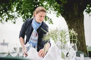 Linda Bläuel, Inhaberin vom Berghotel Tulbingerkogel, beim Anrichten einer Festtafel im Hotelgarten; Im Bild: Linda Bläuel auf der sonnigen Terrasse des Berghotels. Linda Bläuel, Inhaberin vom Berghotel Tulbingerkogel, beim Anrichten einer Festtafel im Hotelgarten; Im Bild: Linda Bläuel auf der sonnigen Terrasse des Berghotels.