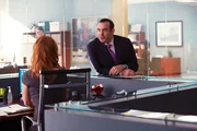 Während Louis (Rick Hoffman) versucht, Mikes Geheimnis zu lüften, bleibt Donna (Sarah Rafferty) ihm stets einen Schritt voraus. Doch Louis kommt der Wahrheit gefährlich nah – und Donna gerät zunehmend unter Druck.