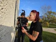 K&uuml;nstlerin Emesa macht W&auml;nde lebendig.