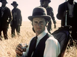 Der wohlhabende Farmer (Sam Shepard) hat ein Auge auf Abby geworfen.