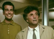 Lt. Columbo (Peter Falk) traut seinen Augen nicht: Die auf mysteriöse Weise verschwundene Diane taucht plötzlich wieder auf. Sean (Ian Buchanan, l.), der verdächtig wurde, die Verlegerin ermordet zu haben, freut sich ganz besonders über das "Wunder". Lt. Columbo (Peter Falk) traut seinen Augen nicht: Die auf mysteriöse Weise verschwundene Diane taucht plötzlich wieder auf. Sean (Ian Buchanan, l.), der verdächtig wurde, die Verlegerin ermordet zu haben, freut sich ganz besonders über das "Wunder".