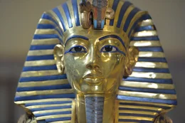 Die Totenmaske von Tutanchamun: Wer ist der Junge hinter der weltber&uuml;hmten Goldmaske?