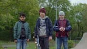 Nicos Freunde Hasan, Kalle und Morten überreden Sigrid, die Rampe hinunterzufahren. Nicos Freunde Hasan, Kalle und Morten überreden Sigrid, die Rampe hinunterzufahren.