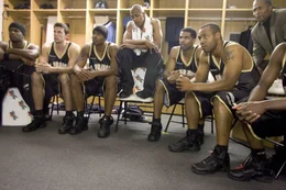 Der Basketball-Spieler Godfrey Snow (Nick Cannon, M.) bekommt von seinem Bruder Clyde ein College-Studium finanziert. Noch ahnt er nicht, dass dieser in tiefen Schulden steckt und von ihm einen ganz besonderen Gefallen verlangt ...