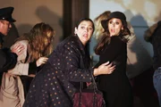 Melinda (Jennifer Love Hewitt, r.) und Delia (Camryn Manheim, M.) müssen mit ansehen, wie das Restaurant "Red Noir" niederbrennt ...