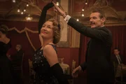 L-R: Ada Harris (Lesley Manville) und Marquis de Chassange (Lambert Wilson)