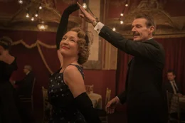 L-R: Ada Harris (Lesley Manville) und Marquis de Chassange (Lambert Wilson)