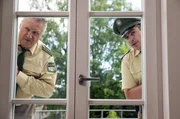 Girwidz (Michael Brandner) und Riedl (Paul Sedlmeir) sitzen auf Dagmars Balkon fest.