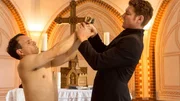 Maik (Daniel Donskoy, r.) traut seinen Augen nicht. Pfarrer Riemer (Stefko Hanushevsky) aus der Nachbargemeinde tanzt halbnackt um den Altar. In einem kurzen Handgemenge versucht Maik Pfarrer Riemer den Kelch zu entreißen.