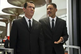 Agent Jay (Will Smith, r.) muss in die Vergangenheit reisen, um die Zukunft wieder einzurenken. Dabei findet er nicht nur das j&uuml;ngere Alter Ego von Agent Kay (Josh Brolin, l.), sondern auch einige wohlgeh&uuml;tete Geheimnisse seines Kumpels ...