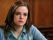 Carries (Danielle Panabaker) Mutter wurde erschlagen in ihrer Wohnung aufgefunden. Doch hat Carrie etwas mit dem Mord zu tun?