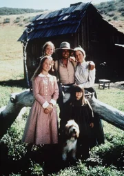 (v.l.n.r.) Die Familie Ingalls, Mary (Melissa Sue Anderson), Laura (Melissa Gilbert), Charles (Michael Landon), Carrie (Lindsay Sidney Greenbush) und Caroline (Karen Grassle, hinten r.), genießen ihr Farmerleben. (v.l.n.r.) Die Familie Ingalls, Mary (Melissa Sue Anderson), Laura (Melissa Gilbert), Charles (Michael Landon), Carrie (Lindsay Sidney Greenbush) und Caroline (Karen Grassle, hinten r.), genießen ihr Farmerleben.