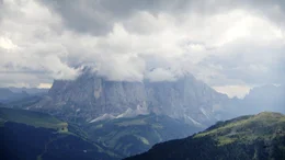 Mystische Wolkenstimmung in der Dolomiten.