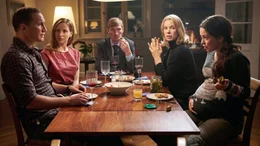 Die Schwangerschaft von Ella (Tijan Marei) sorgt f&uuml;r Spannungen in der Patchwork-Familie. Roman (Benno F&uuml;rmann, li.), seine Freundin Ariane (Katharina Sch&uuml;ttler), Ellas Tante Susanne (Milena Drei&szlig;ig, 2. v. re.) und ihr Mann Thomas (J&uuml;rg Pl&uuml;ss)