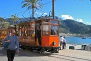 Von der Straßenbahn direkt an den Strand: In der Bucht von Port de Soller.