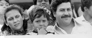Für Juan Pablo Escobar (M.), der heute den Namen Sebastián Marroquín trägt, war der gewalttätige Drogenbaron Pablo Escobar (r.) ein liebevoller Vater. Hier mit Victoria Escobar (l.).