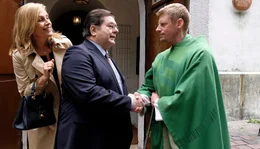 Priester Toni Seidl (Martin Gruber, re.) f&auml;ngt in der katholischen Gemeinde neu an und versteht sich auf Anhieb gut mit dem m&auml;chtigen Pfarrgemeinderat Gregor H&auml;usler (Erwin Steinhauer) und dessen Frau (Sabine Bach).