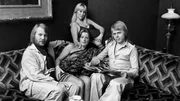 ABBA - v.l.n.r. Benny, Agnetha, Frida und Bjorn entspannen auf dem Sofa. ABBA - v.l.n.r. Benny, Agnetha, Frida und Bjorn entspannen auf dem Sofa.