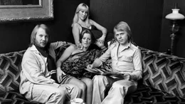 ABBA - v.l.n.r. Benny, Agnetha, Frida und Bjorn entspannen auf dem Sofa.