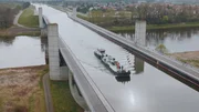 Auf dem Wasserstra&szlig;enkreuz bei Magdeburg &uuml;berqueren Schiffe die Elbe.
