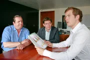 "Die Rosenheim-Cops", "Der Tod kam von oben." Während eines Vatertagsausflugs erfährt Franz Ohlmueller, dass nicht er, sondern sein Bruder Bernhard der Vater seines Sohnes sein soll. Wutentbrannt stößt er wüste Drohungen gegen ihn aus und zieht von dannen. Als Bernhard tags darauf unter dubiosen Umständen das Zeitliche segnet, wird sofort Franz des Mordes verdächtigt. Im Zuge der Ermittlungen nehmen die Rosenheim-Cops Christian Lind und Florian Prantl jedoch auch das weitere familiäre und berufliche Umfeld des Opfers genauer unter die Lupe und stoßen dabei auf diverse Ungereimtheiten innerhalb des Ohlmueller'schen Familienbetriebs.Im Bild (v.li.): Andreas Giebel (Florian Prantl), Tom Mikulla (Christian Lind), Stefan Murr (Stefan Ohlmüller).