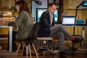 M&uuml;ssen den M&ouml;rder finden, bevor er wieder zuschlagen kann: Holmes (Jonny Lee Miller, r.) und Kitty (Ophelia Lovibond, l.) ...