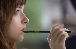 Anastasia Steeles (Dakota Johnson) Begegnung mit dem geheimnisvollen Milliard&auml;r bringt die normalerweise sehr verlegene Studentin auf erotische Gedanken, die sie v&ouml;llig aus dem Konzept werfen.