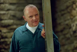 Obwohl er inhaftiert ist, scheint Dr. Hannibal Lecter (Anthony Hopkins) einiges &uuml;ber den M&ouml;rder zu wissen.