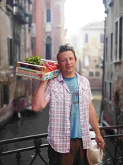 Die Serie mit Jamie Oliver ist ein einziges Abenteuer. In jeder Folge erforscht der Kult-Koch die Küche eines anderen Landes und macht dabei aufregende Entdeckungen. Auf seinen Reisen lernt Jamie Oliver zudem eine Reihe anderer Köche kennen.