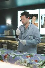 Tim (Rory Cochrane) versucht mit Caine den Tathergang zu rekonstruieren - der Täter hat alle Spuren beseitigt und die Kleidung entsorgt, nur ein Tropfen Blut ist dem Täter entwischt. Absichtlich? Tim (Rory Cochrane) versucht mit Caine den Tathergang zu rekonstruieren - der Täter hat alle Spuren beseitigt und die Kleidung entsorgt, nur ein Tropfen Blut ist dem Täter entwischt. Absichtlich?