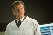 Versucht, aus Olivia Informationen herauszubekommen, die immer mehr Visionen von Peter hat: Walternativ (John Noble) ...