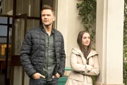 Um Greendale auf Vordermann zu bringen, soll sich Jeff (Joel McHale, l.) der bevorstehenden Zwischenpr&uuml;fungs-Feier widmen, w&auml;hrend Annie (Alison Brie, r.) die heruntergefallene Pinnwand in der Cafeteria wieder aufstellen m&ouml;chte ...