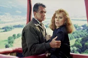 Simone Grohe (Stefanie Powers, r.) ahnt nicht, dass Karl von Ostenberg (George Hamilton, l.) mit seiner angeblichen Liebe zu ihr nur ein falsches Spiel treibt ...