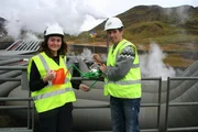 Willi mit Sunneva am Geothermiekraftwerk.
