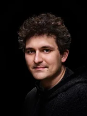 Ein charmanter Blender: Der junge Unternehmer Sam Bankman-Fried hat mit der Plattform FTX ein Krypto-Imperium erschaffen. Von Kundengeldern soll er Luxus-Immobilien und Flugzeuge gekauft haben.