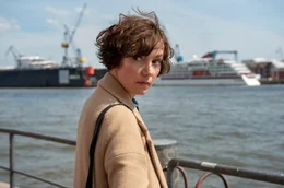 Clara (Julia Koschitz) beginnt sich zu wundern.