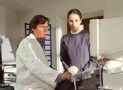 Nonne Maria-Ulrike (Lara Joy Körner) klagt über Bauchschmerzen und wird von Dr. Stefan Frank (Sigmar Solbach) untersucht. Stefan diagnostiziert eine Veränderung der Eileiter.