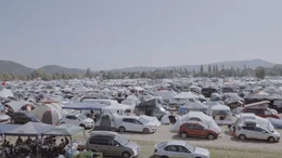 Der Campingplatz f&uuml;r die ausw&auml;rtigen Fans auf Weizen&auml;ckern und Wiesen rund um Eschwege ist fast gr&ouml;&szlig;er als die Stadt selbst.