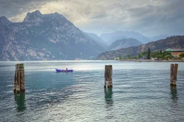Am Nordende umrahmen Berge den Gardasee